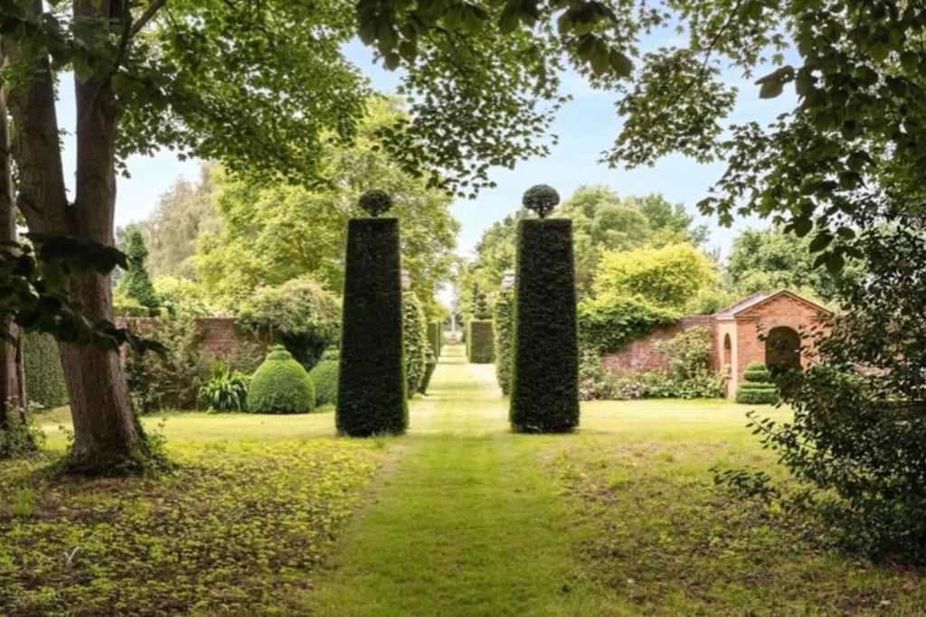 Cressy Hall - Historic Grade II Listed Manor, Gorgeous Topiary Garden Gosberton Ngoại thất bức ảnh
